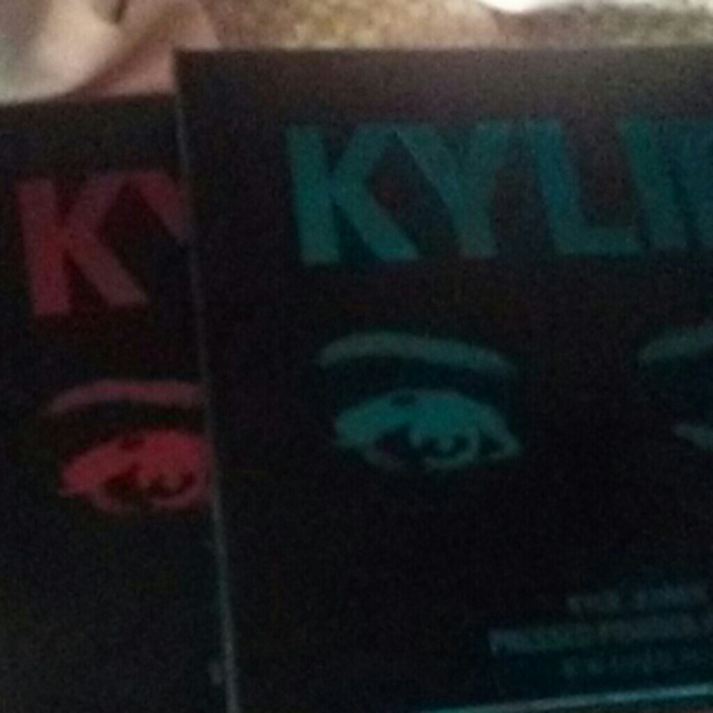 Kylie kyshadow blue honey palette and Burgundy pal